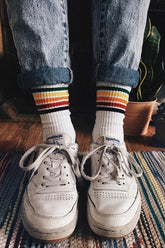 Socken mit Regenbogenstreifen
